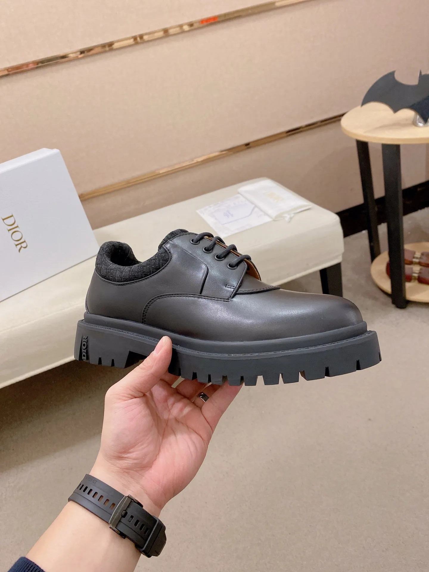 Factory price: 720💰Dior 25 latest men's old-money style leather shoes. They are definitely this year's big hit. They are very good-looking. Simple upper design. Presbyopia embellishment that is highly brand-recognizable. Full of details. The upper foot is grand and the legs are slim. This is just the right thing. Instantly heightens the height. A proper height-increasing tool. The upper is made of imported calfskin. The lining is mixed sheepskin. The original combination rubber outsole. Code number: 39-44. Customized45